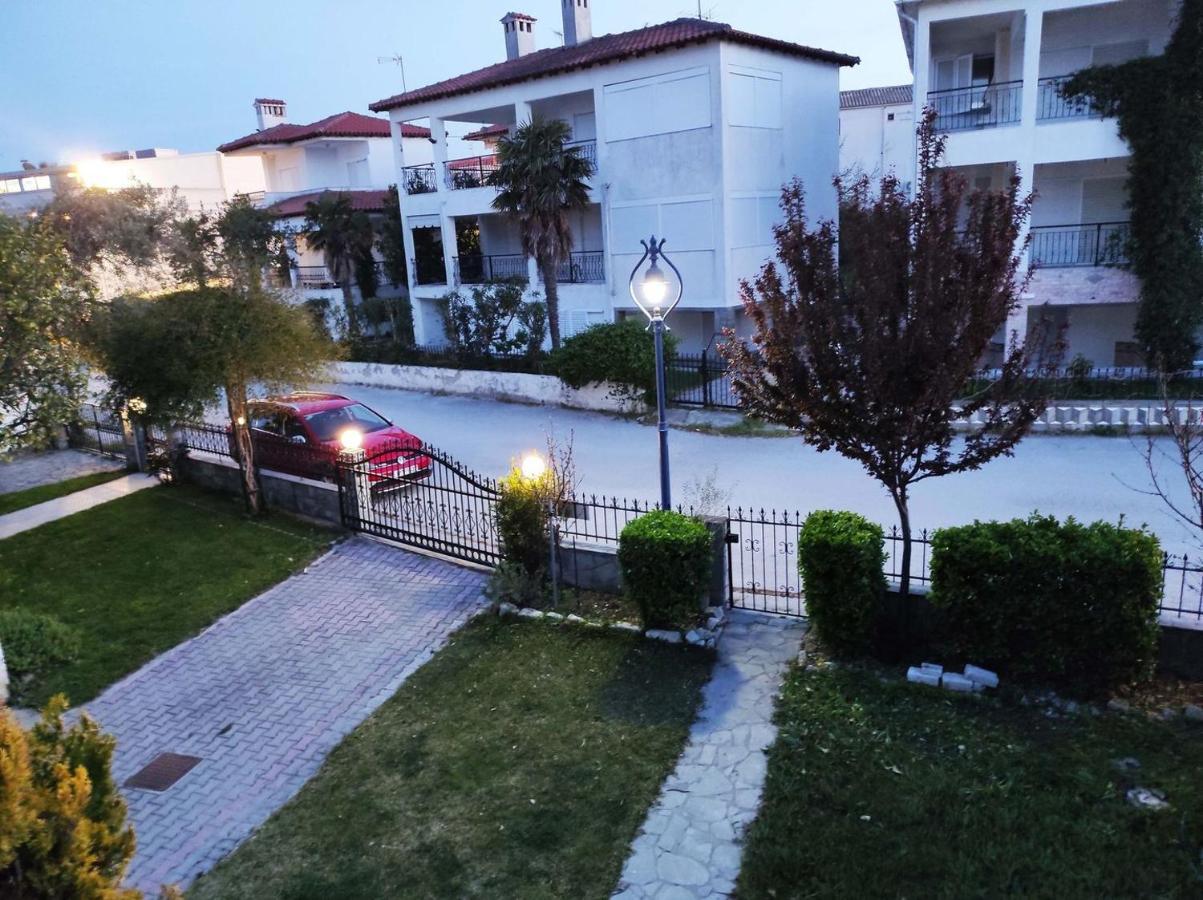 Beach Front Apartment In Pefkochori Exterior photo