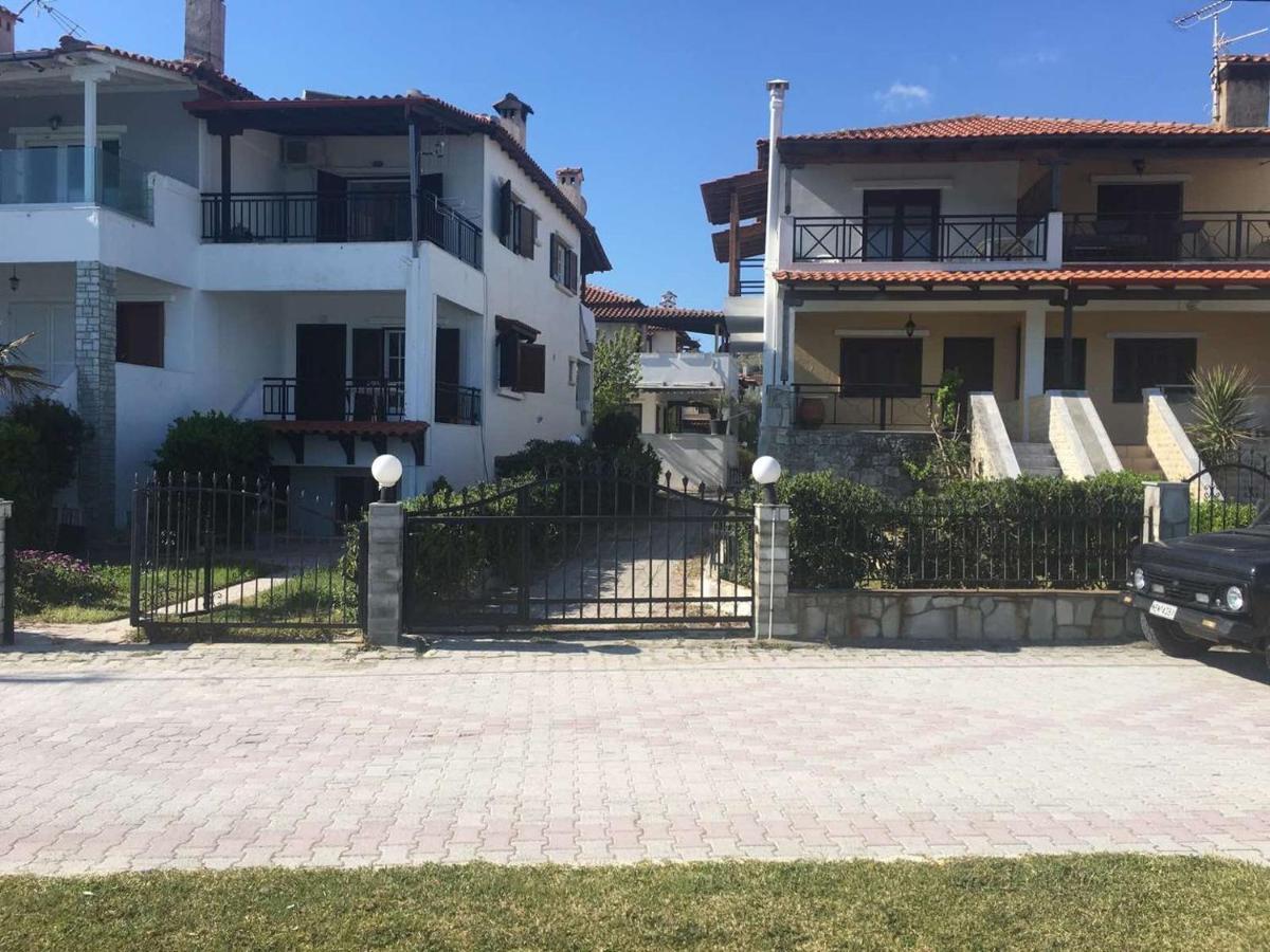 Beach Front Apartment In Pefkochori Exterior photo