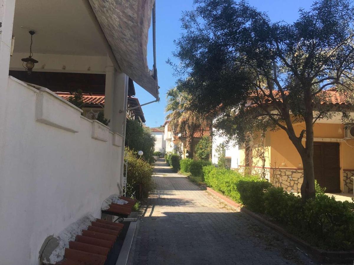 Beach Front Apartment In Pefkochori Exterior photo